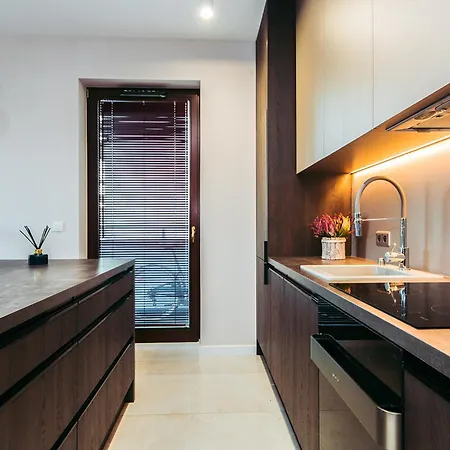 Apartment High Standard Close To The Center/free Parking.