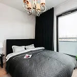 شقة High Standard Close To The Center/free Parking. *
